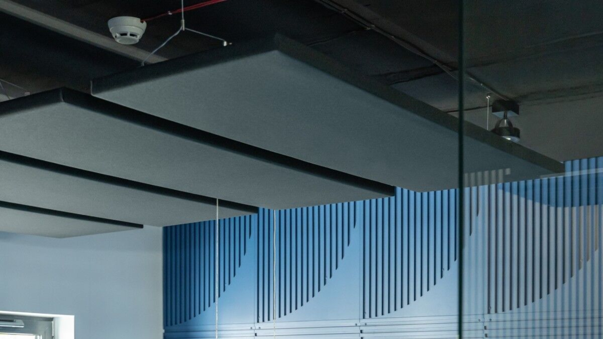 Panneaux acoustiques suspendus au plafond